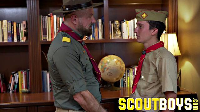 мужик в форме сосет и подставляет жопу для мощного гей траха