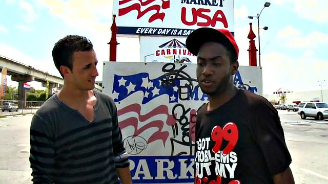 белый красавчик жёстко трахает черного жеребца на улице до мощного конча