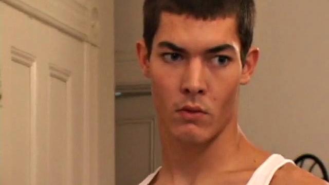 Бреннан Старк дрочит до мощного финиша на камеру