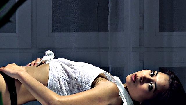 elles дрочит на столе и завидует только скалке