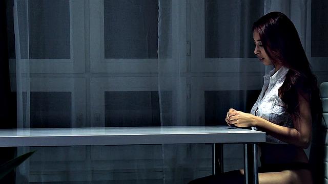 elles дрочит на столе и завидует только скалке