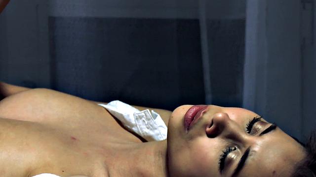 elles дрочит на столе и завидует только скалке