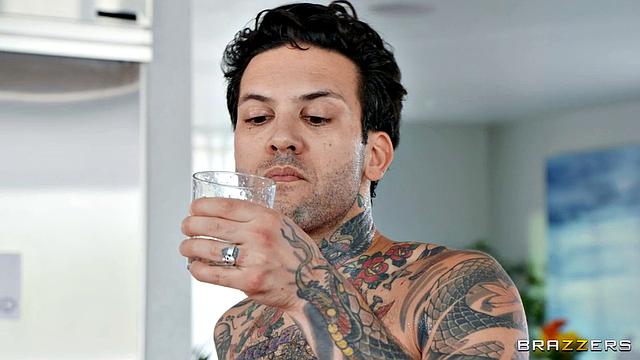 Тиффани Уотсон обрызгала мужика сквиртом после горячих шалостей на кухне