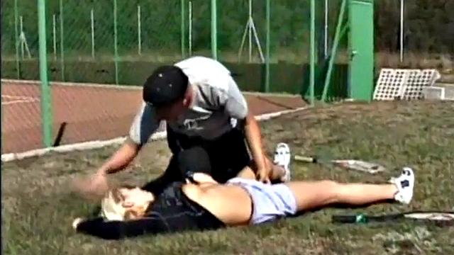 блондинка с пышной грудью трахается с тренером на улице