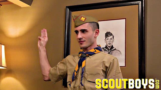 мускулистый скаут оливер трахается без гондона в форме