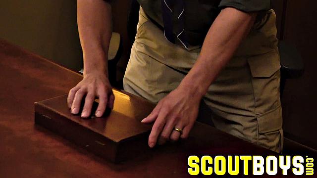 мускулистый скаут оливер трахается без гондона в форме