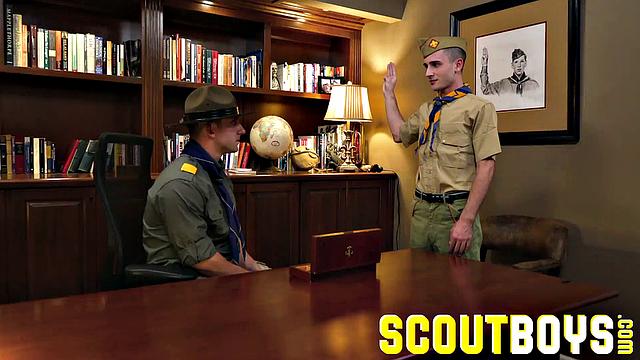 мускулистый скаут оливер трахается без гондона в форме