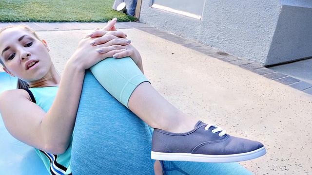 брюнетка тянется на йоге и получает по полной на диване