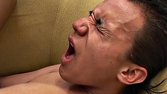 Роджер и Анфредо не могут сдержать страсть друг к другу