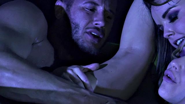 Потаскушки с тату метят территорию втроём - клыки отдыхают