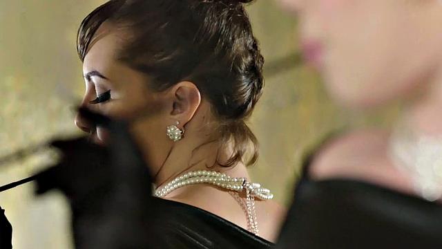 дженна сатива медленно раздевается и трогает волосатую киску