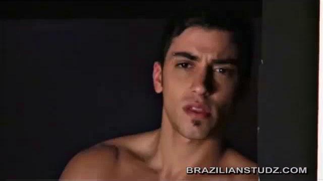 Грегорио вдавливает свой огромный член в Мануэля прямо в зале