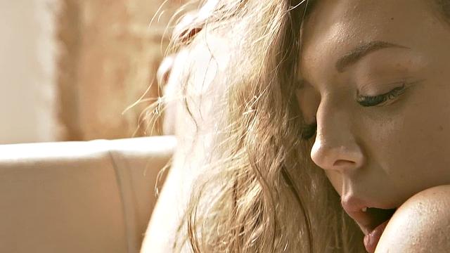 она троллит свои ощущения и сама ржёт