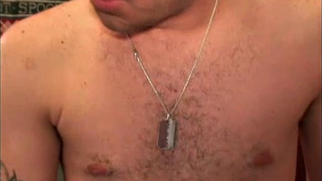 Зрелый Р.Т. угощает Джейми по-мужски, и оба довольны результатом - гей-развязка с изюминкой юмора.