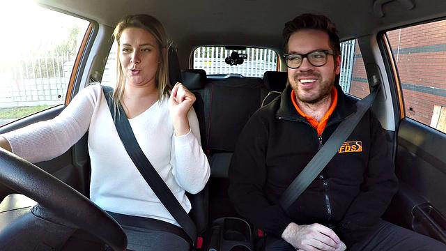 чешская блондинка трахается раком на переднем сиденье