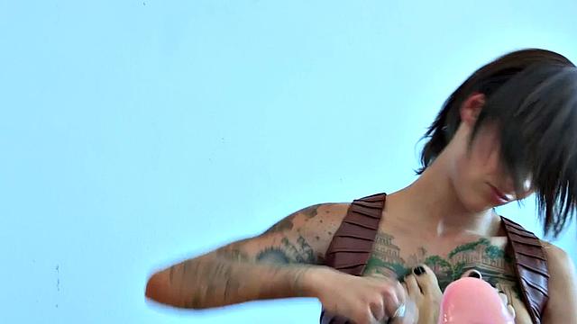 Amateur tattooed anal dyke asstoyed by pussylicked MILF