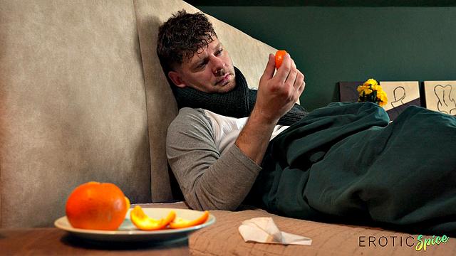 сочная медсестра получает горячий кремпай в постели