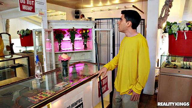 Лекси Луна учит нового работника трахаться по-взрослому прямо в цветочном магазине, зрелая боссиха не терпит шалостей на работе.