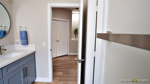 Жена угощает друга мужа телом после ужина, а муж не прочь присоединиться к веселью с куколд-иронией на десерт.