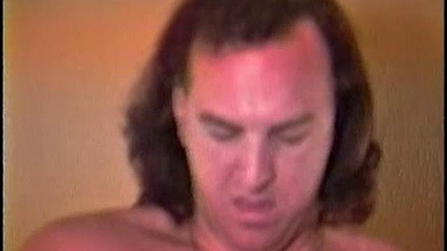 Стивен дрочит и кончает один