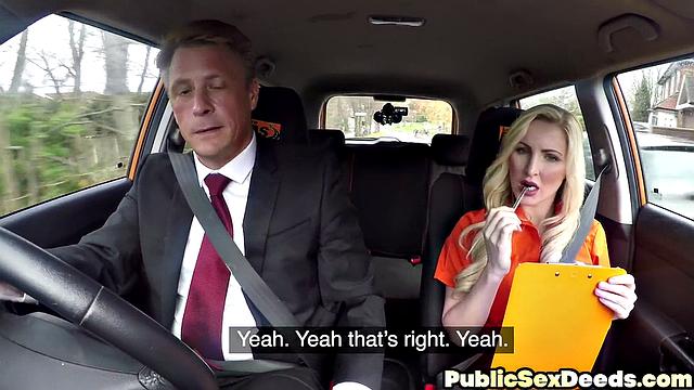 Блондинка с характером скачет на зрелом любовнике в машине, доводя его до предела.
