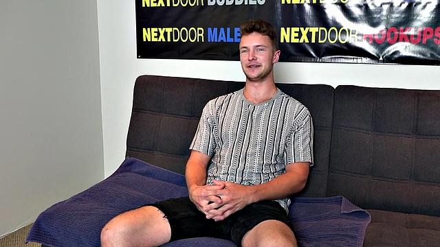 Handsome hairy amateur stud wanks on casting