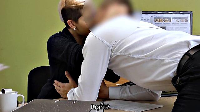 Чешская милфа Лусси Свит раздвигает свою узкую киску для кредитного менеджера