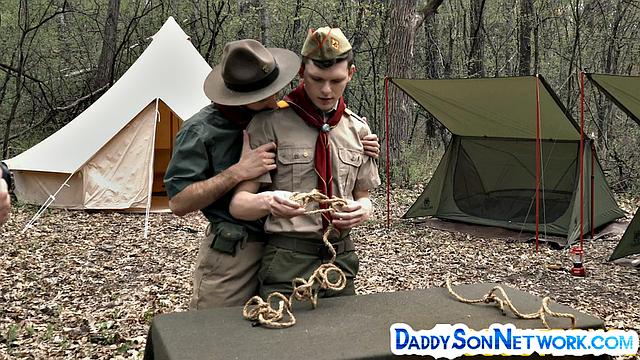 жесткий скаутмастер берет взрослого твинка на природе