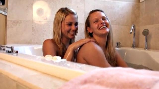 Бекки и подруга трахаются большим дилдо в ванне