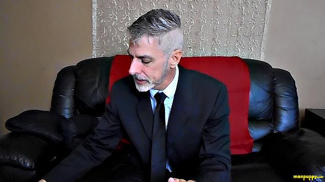 Консультант делает тебе тугой фистинг-дрочку - Ричард Леннокс