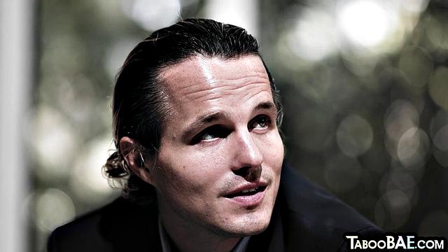 Похотливая малышка берет два члена в жёстком групповом сексе втроем.