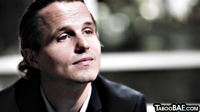 Похотливая малышка берет два члена в жёстком групповом сексе втроем.