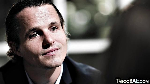 Похотливая малышка берет два члена в жёстком групповом сексе втроем.