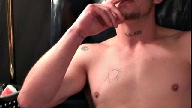 Сначала дрочит на кровати, потом облизывает сперму с ладони, как в страшном сне