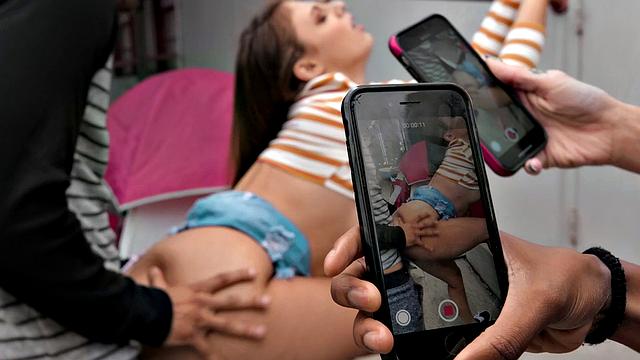 сочная брюнетка сосёт и получает по жопе прямо на улице