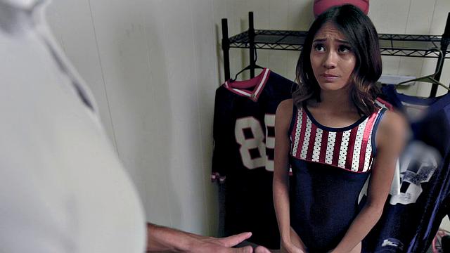 азиатская гимнастка трахается с тренером в офисе