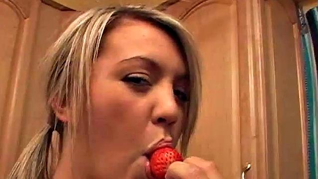 лесбиянки смешивают клубнику и шоколад прямо на мокрой киске