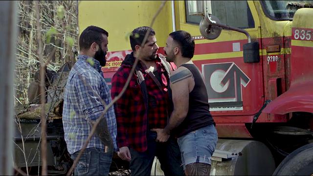 бородатые дальнобойщики оттрахали мохнатого мужика в лесу