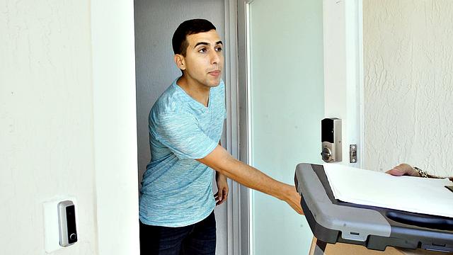 гай лима ждал игрушку, а получил жёсткий бдсм от курьера