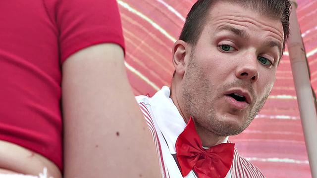 лиз джордан обмазывает грудь мороженым и получает мощный догги от кодея стилла