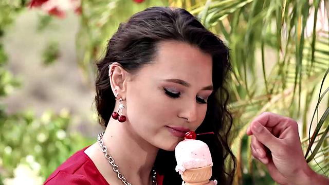 лиз джордан обмазывает грудь мороженым и получает мощный догги от кодея стилла