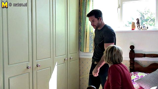 британская милфа заводит мастера, трубы тут ни при чем