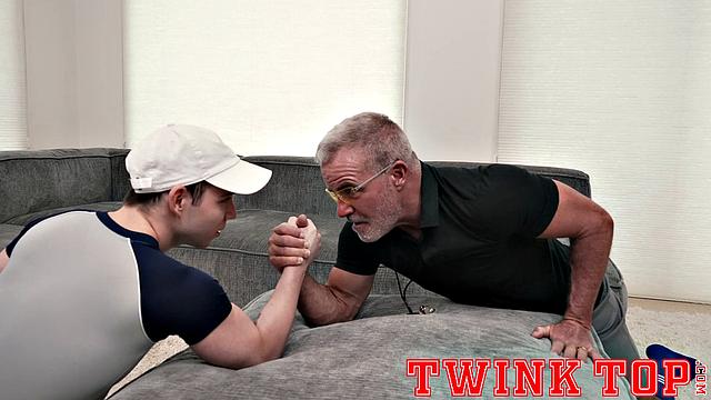 DANNY WILCOXX - Arm Wrestling
