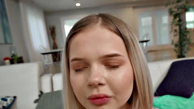 миниатюрная блондинка заливает все сквиртом под жестким трахом парня