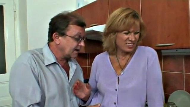 смотри, как зрелая брюнетка трахается со стариком на кухне