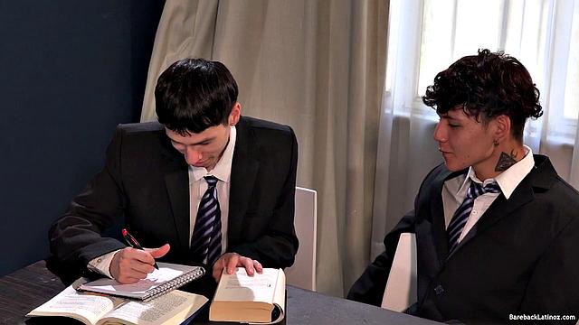 Латиносы Леонел и Сезар жестко трахаются и не сдерживаются страстью.