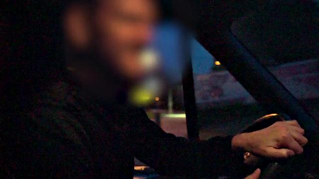 поп заманил зрелую бабу на публичный минет и оттрахал в фургоне