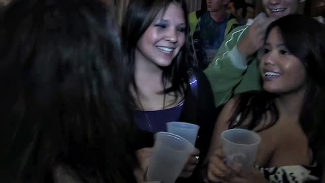 Две взрослые лесбиянки жёстко развлекаются с игрушками на вечеринке под взглядом толпы.