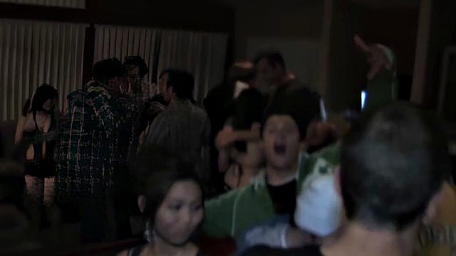 Две взрослые лесбиянки жёстко развлекаются с игрушками на вечеринке под взглядом толпы.