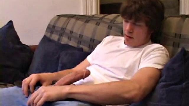 Член Мэттью не выдерживает, мощный оргазм от мужской руки